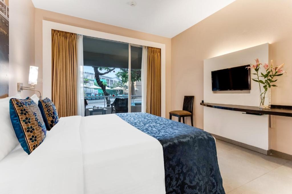 هتل ویسپرینگ پالمز